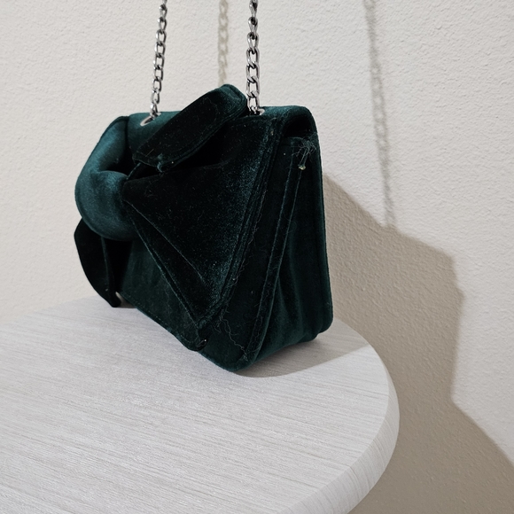 Green velvet bow with silver chain shoulder bag ๐ - Picture 4 of 6